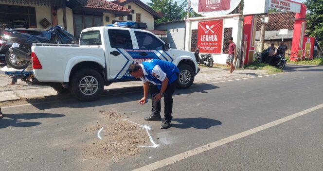 
					OLAH TKP: Anggota Unit Gakkum Satlantas Polres Probolinggo Kota saat melakukan olah TKP kecelakaan yang menewaskan pelajar. (foto: Hafiz Rozani).