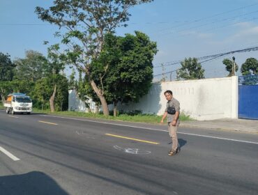 LAKA: Warga menunjukkan Tempat Kejadian Perkara (TKP) laka maut di jalur pantura Paiton, Kabupaten Probolinggo. (foto: Ali Ya'lu).
