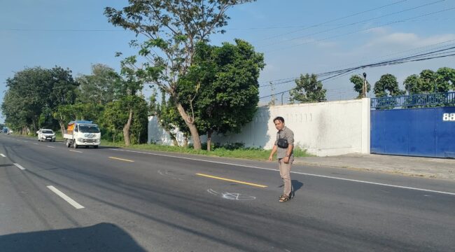 LAKA: Warga menunjukkan Tempat Kejadian Perkara (TKP) laka maut di jalur pantura Paiton, Kabupaten Probolinggo. (foto: Ali Ya'lu).
