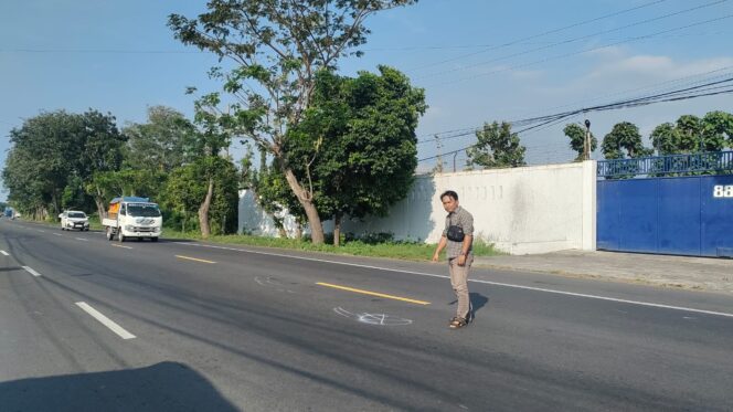 
					LAKA: Warga menunjukkan Tempat Kejadian Perkara (TKP) laka maut di jalur pantura Paiton, Kabupaten Probolinggo. (foto: Ali Ya'lu).
