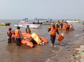 Tim SAR melakukan pencarian korban perahu terbalik di Lekok, Kabupaten Pasuruan.