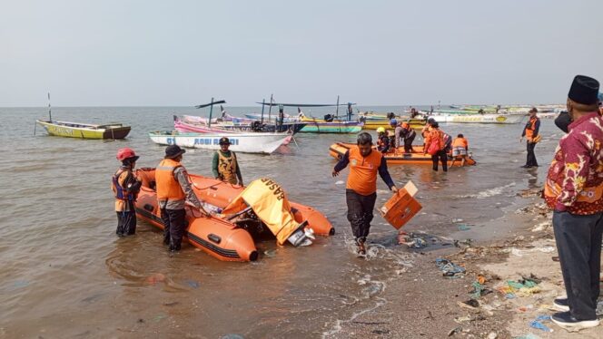 
					Tim SAR melakukan pencarian korban perahu terbalik di Lekok, Kabupaten Pasuruan.