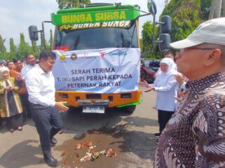 DILEPAS: Pelepasan truk bermuatan sapi prrah bunting oleh Gubernur Jatim dan Kementerian Pertanian RI kepada mitra peternak. (foto: Hafiz Rozani).
