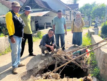 CEK: Ketua Komisi C DPRD Jember, Ardi Pujo Prabowo, saat meninjau langsung jembatan penghubung Desa Gumelar dan Desa Balung Lor yang mengalami kerusakan parah, Selasa (15/7/25) siang. (Foto: Istimewa).