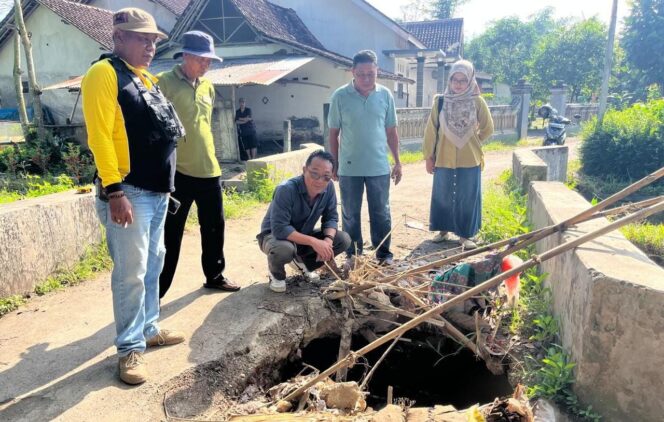 
					CEK: Ketua Komisi C DPRD Jember, Ardi Pujo Prabowo, saat meninjau langsung jembatan penghubung Desa Gumelar dan Desa Balung Lor yang mengalami kerusakan parah, Selasa (15/7/25) siang. (Foto: Istimewa).