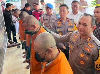 Dua tersangka pencuri sapi di Dusun Krajan II, Desa Bago, Kecamatan Pasirian, Kabupaten Lumajang. (Foto: Asmadi).