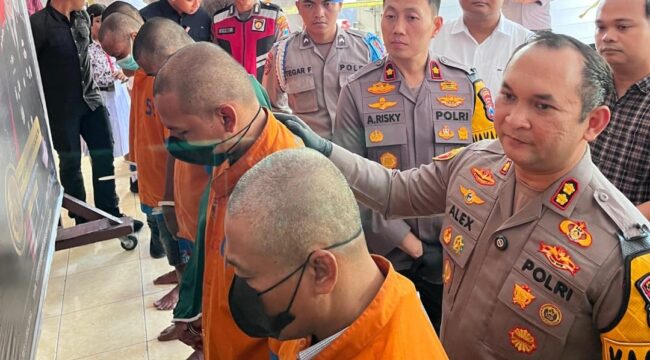 Dua tersangka pencuri sapi di Dusun Krajan II, Desa Bago, Kecamatan Pasirian, Kabupaten Lumajang. (Foto: Asmadi).