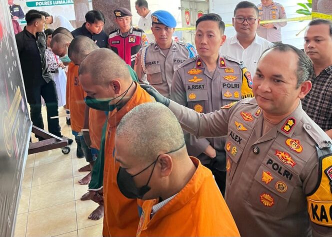 
					Dua tersangka pencuri sapi di Dusun Krajan II, Desa Bago, Kecamatan Pasirian, Kabupaten Lumajang. (Foto: Asmadi).