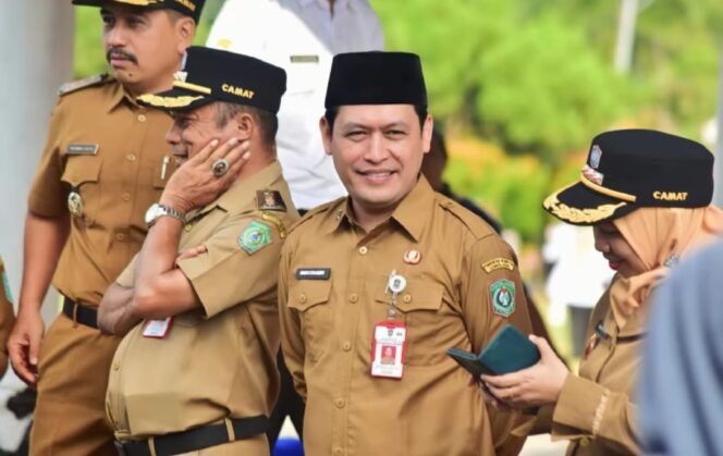 
					Kepala Diskominfo Kabupaten Lumajang, Mustaqim (tengah). (Foto: Istimewa.