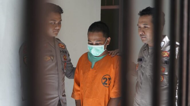 
					DITAHAN: Pelaku curanmor, ARF, usai dijebloskan ke ruang tahanan Polres Probolinggo Kota. (foto: istimewa)

