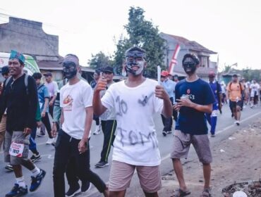 GERAK JALAN: Warga saat mengikuti Gerak Jalan Tanggul–Jember (Tajemtra) tahun 2024 lalu. (foto: Dok. Diskominfo Jember).