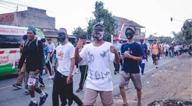 GERAK JALAN: Warga saat mengikuti Gerak Jalan Tanggul–Jember (Tajemtra) tahun 2024 lalu. (foto: Dok. Diskominfo Jember).