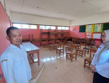 KOSONG: Guru dan Kepala SDN Warujinggo 2 Leces Probolinggo, berada di ruang kelas yang kosong tanpa siswa. (foto: Hafiz Rozani).