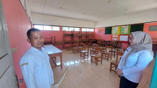 
					KOSONG: Guru dan Kepala SDN Warujinggo 2 Leces Probolinggo, berada di ruang kelas yang kosong tanpa siswa. (foto: Hafiz Rozani).