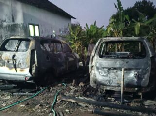 Kondisi ketiga mobil usai terbakar.