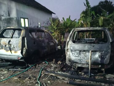 Kondisi ketiga mobil usai terbakar.