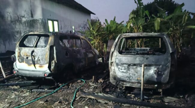 Kondisi ketiga mobil usai terbakar.