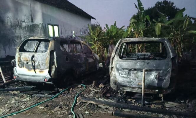 
					Kondisi ketiga mobil usai terbakar.