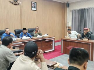 MENGADU: Aktivis dan perwakilan ormas saat audiensi menyampaikan aspirasi di kantor Bupati Probolingo, Kamis (17/7/25) siang. (foto: Ali Ya'lu).