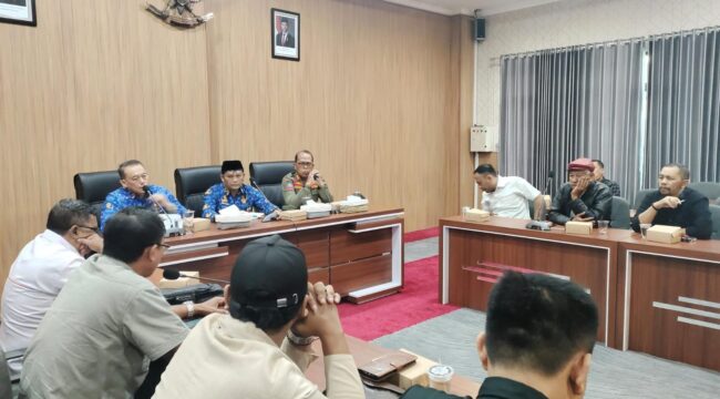 MENGADU: Aktivis dan perwakilan ormas saat audiensi menyampaikan aspirasi di kantor Bupati Probolingo, Kamis (17/7/25) siang. (foto: Ali Ya'lu).