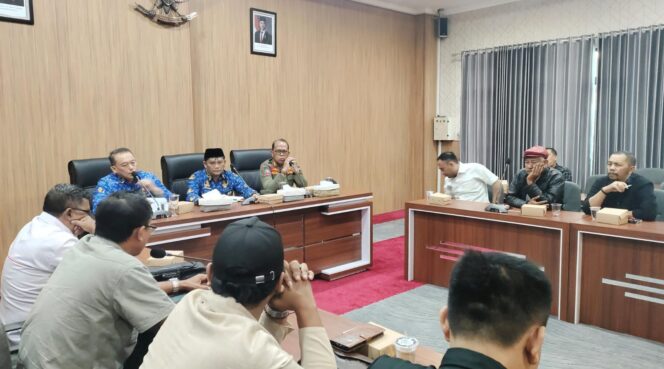 
					MENGADU: Aktivis dan perwakilan ormas saat audiensi menyampaikan aspirasi di kantor Bupati Probolingo, Kamis (17/7/25) siang. (foto: Ali Ya'lu).