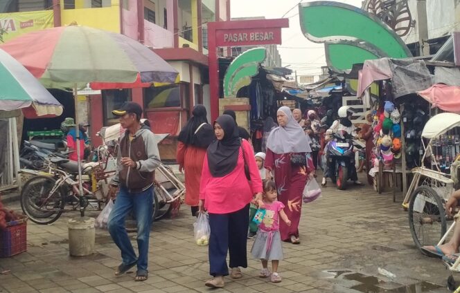 
					Aktivitas warga di Pasar Besar Kota Pasuruan