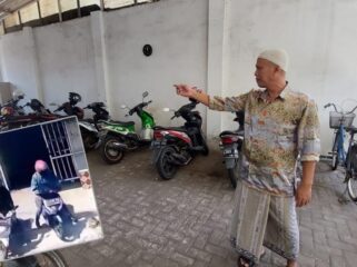 CURANMOR: Takmir Masjid At-Taqwa di Jalan KH. Abdul Aziz Kota Probolinggo menunjukkan lokasi motor yang dicuri maling. Insert: Hasil rekaman CCTV saat pelaku beraksi. (foto: Hafiz Rozani).