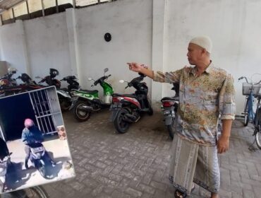 CURANMOR: Takmir Masjid At-Taqwa di Jalan KH. Abdul Aziz Kota Probolinggo menunjukkan lokasi motor yang dicuri maling. Insert: Hasil rekaman CCTV saat pelaku beraksi. (foto: Hafiz Rozani).