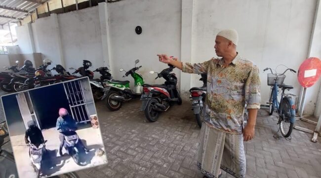 CURANMOR: Takmir Masjid At-Taqwa di Jalan KH. Abdul Aziz Kota Probolinggo menunjukkan lokasi motor yang dicuri maling. Insert: Hasil rekaman CCTV saat pelaku beraksi. (foto: Hafiz Rozani).