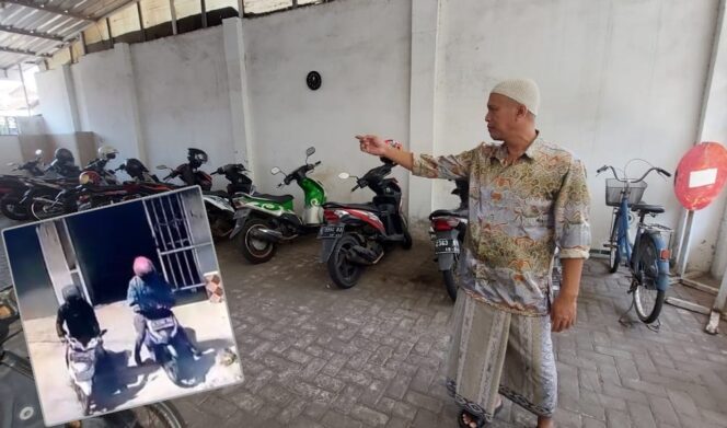 
					CURANMOR: Takmir Masjid At-Taqwa di Jalan KH. Abdul Aziz Kota Probolinggo menunjukkan lokasi motor yang dicuri maling. Insert: Hasil rekaman CCTV saat pelaku beraksi. (foto: Hafiz Rozani).