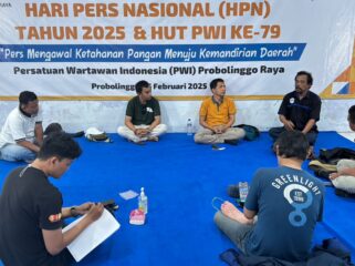 PLENO: PWI Probolinggo Raya saat gelar rapat pleno dugaan penyalahgunaan wewenang oknum jurnalis dalam penyegelan toko miras di Kota Kraksaan. (foto: Hafiz Rozani)