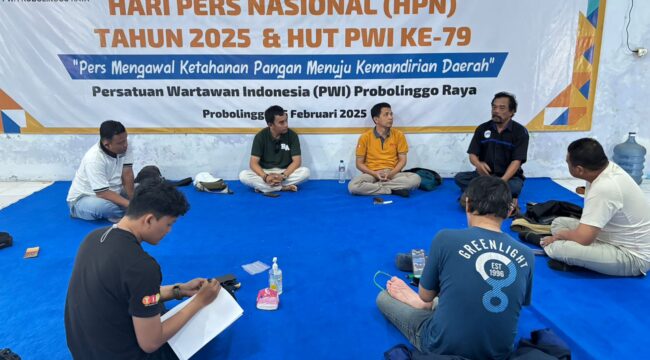 PLENO: PWI Probolinggo Raya saat gelar rapat pleno dugaan penyalahgunaan wewenang oknum jurnalis dalam penyegelan toko miras di Kota Kraksaan. (foto: Hafiz Rozani)