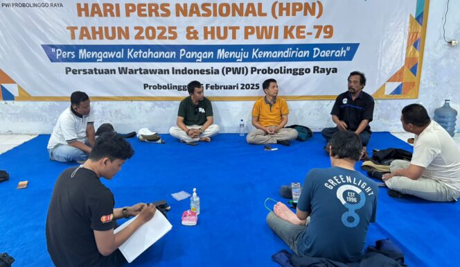 
					PLENO: PWI Probolinggo Raya saat gelar rapat pleno dugaan penyalahgunaan wewenang oknum jurnalis dalam penyegelan toko miras di Kota Kraksaan. (foto: Hafiz Rozani)
