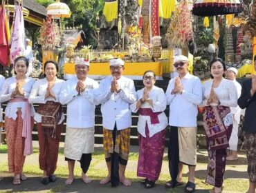 Bupati Bangli, Sang Nyoman Sedana Arta, didampingi Ny. Sariasih Sedana Arta bersama Wakil Bupati I Wayan Diar, Sekda Bangli, serta sejumlah kepala OPD.