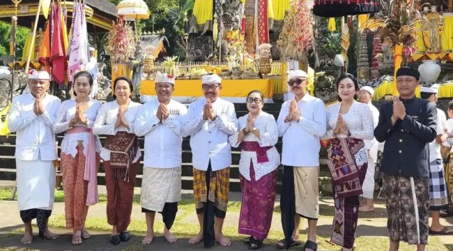 Bupati Bangli, Sang Nyoman Sedana Arta, didampingi Ny. Sariasih Sedana Arta bersama Wakil Bupati I Wayan Diar, Sekda Bangli, serta sejumlah kepala OPD.
