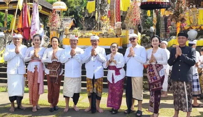 
					Bupati Bangli, Sang Nyoman Sedana Arta, didampingi Ny. Sariasih Sedana Arta bersama Wakil Bupati I Wayan Diar, Sekda Bangli, serta sejumlah kepala OPD.