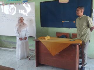 CEK:Kepala Dikdaya Kabupaten Probolinggo, Dwijoko Nur Jayadi, saat mengunjungi SDN Warujinggo 2. (foto: Hafiz Rozani).
