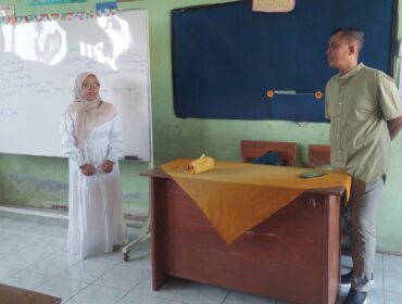 CEK:Kepala Dikdaya Kabupaten Probolinggo, Dwijoko Nur Jayadi, saat mengunjungi SDN Warujinggo 2. (foto: Hafiz Rozani).