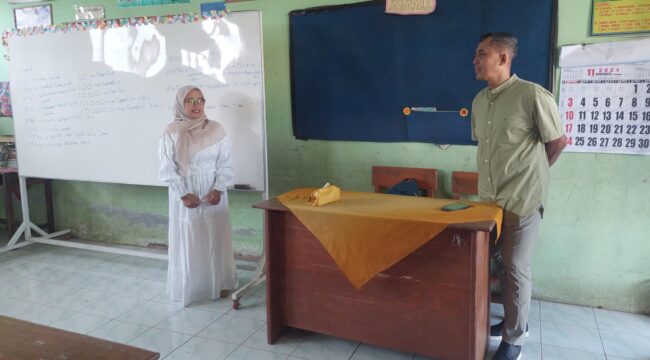 CEK:Kepala Dikdaya Kabupaten Probolinggo, Dwijoko Nur Jayadi, saat mengunjungi SDN Warujinggo 2. (foto: Hafiz Rozani).