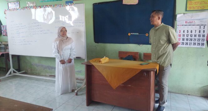 
					CEK:Kepala Dikdaya Kabupaten Probolinggo, Dwijoko Nur Jayadi, saat mengunjungi SDN Warujinggo 2. (foto: Hafiz Rozani).