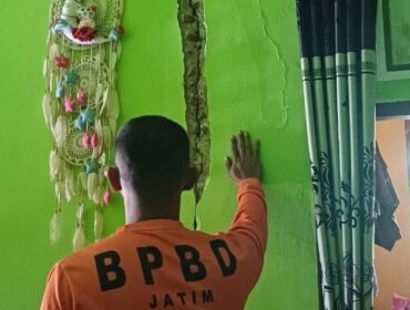 RUSAK: Rumah warga di Kecamatan Tiris, Kabupaten Probolinggo, yang rusak akibat gempa. (foto: Ali Ya'lu).
