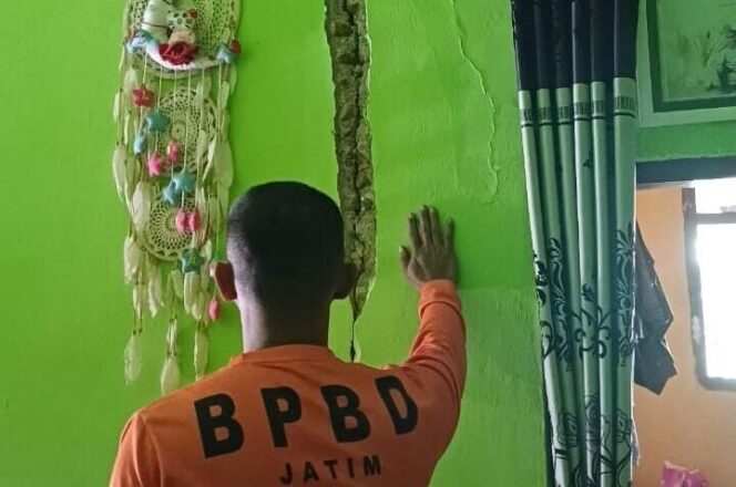 
					RUSAK: Rumah warga di Kecamatan Tiris, Kabupaten Probolinggo, yang rusak akibat gempa. (foto: Ali Ya'lu).
