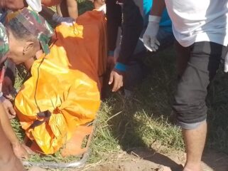 Proses evakuasi mayat warga Madiun yang ditemukan di Purwosari, Kabupaten Pasuruan. (Foto: Moh. Rois)