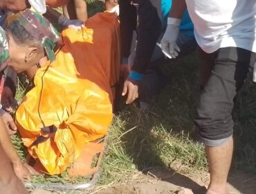 Proses evakuasi mayat warga Madiun yang ditemukan di Purwosari, Kabupaten Pasuruan. (Foto: Moh. Rois)