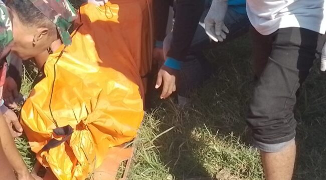Proses evakuasi mayat warga Madiun yang ditemukan di Purwosari, Kabupaten Pasuruan. (Foto: Moh. Rois)