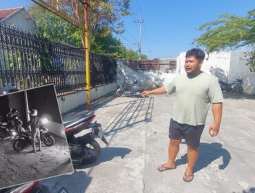 KEMALINGAN: Pengelola Cafe, Raka, saat menunjukkan tempay motor karyawannya sebelum dicuri. Insert: Rekaman CCTV saat pelaku mengeksekusi motor korban. (foto: Hafiz Rozani).