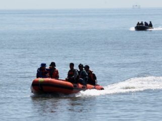 Proses pencarian korban perahu terbalik di Lekok, Pasuruan dihentikan setelah korban terakhir ditemukan. (Foto: Moh. Rois)