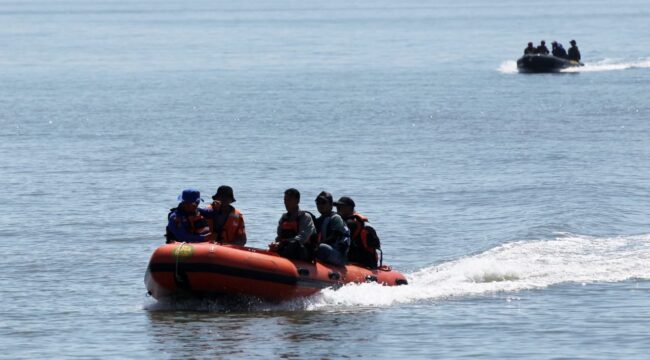 Proses pencarian korban perahu terbalik di Lekok, Pasuruan dihentikan setelah korban terakhir ditemukan. (Foto: Moh. Rois)