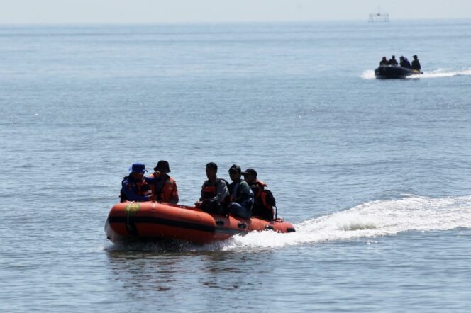 
					Proses pencarian korban perahu terbalik di Lekok, Pasuruan dihentikan setelah korban terakhir ditemukan. (Foto: Moh. Rois)