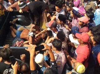 DIGAGALKAN: Pelaku curanmor saat diamankan ke kendaraan Polsek Gading, Polres Probolinggo. (foto: Ali Ya'lu).
